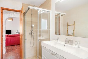Douche, sèche-cheveux, serviettes fournies