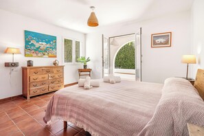 3 slaapkamers, een strijkplank/strijkijzer, wifi, beddengoed