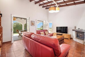 TV - Wonderful Villa in Tranquil Area - Private Pool, 250m from Sea, Air-conditioning (Son Ganxo)