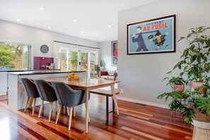 Dining - 5BD Luxury Family home-IR Sauna, Playground, Playroom : btw bay & ocean beaches. (Rye)