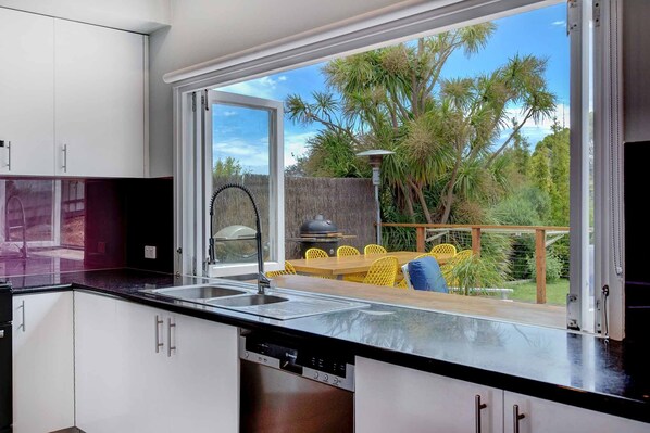 Fridge, microwave, oven, dishwasher - 5BD Luxury Family home-IR Sauna, Playground, Playroom : btw bay & ocean beaches. (Rye)