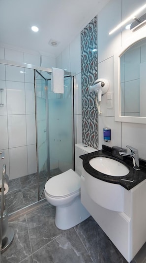 Zimmer, 1 Schlafzimmer, Kühlschrank | Badezimmer | Kostenlose Toilettenartikel, Hausschuhe, Handtücher