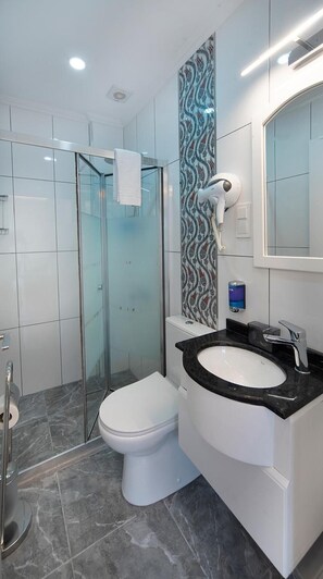 Habitación, 1 habitación, microondas | Baño | Tina con regadera, pantuflas, toallas