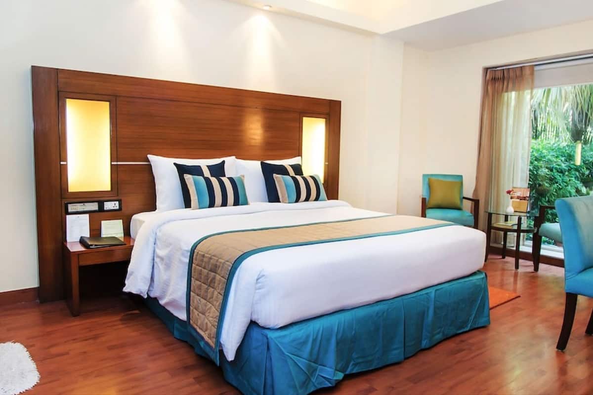 Habitación Prestigio | Escritorio, cortinas blackout y tabla de planchar con plancha