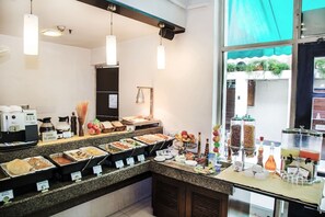 Desayuno buffet todos los días (con cargo) 