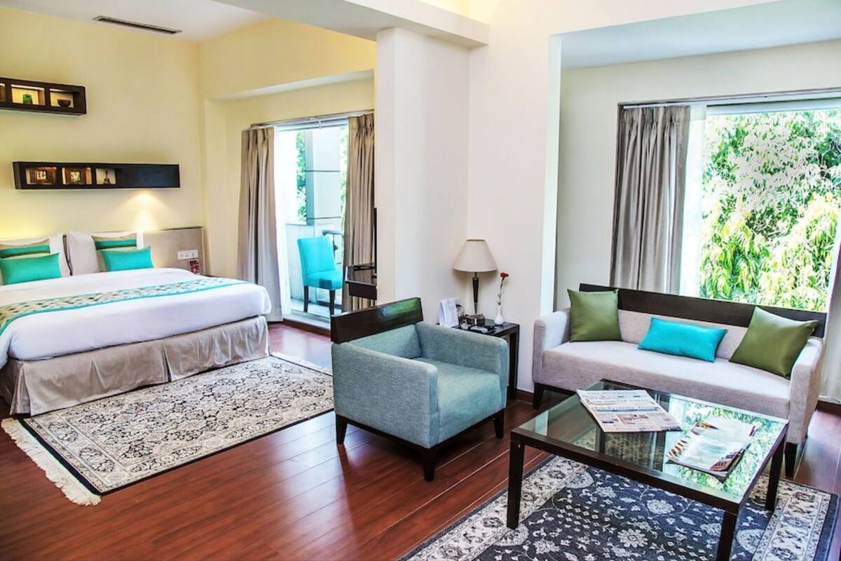 Suite estudio junior | Escritorio, cortinas blackout y tabla de planchar con plancha