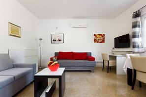 Departamento, 1 habitación, Terraza, vista a la montaña | Sala de estar | Libros