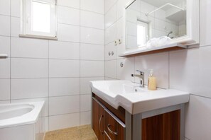 Apartment, 1 Bedroom, Balcony, Ocean View | Bathroom