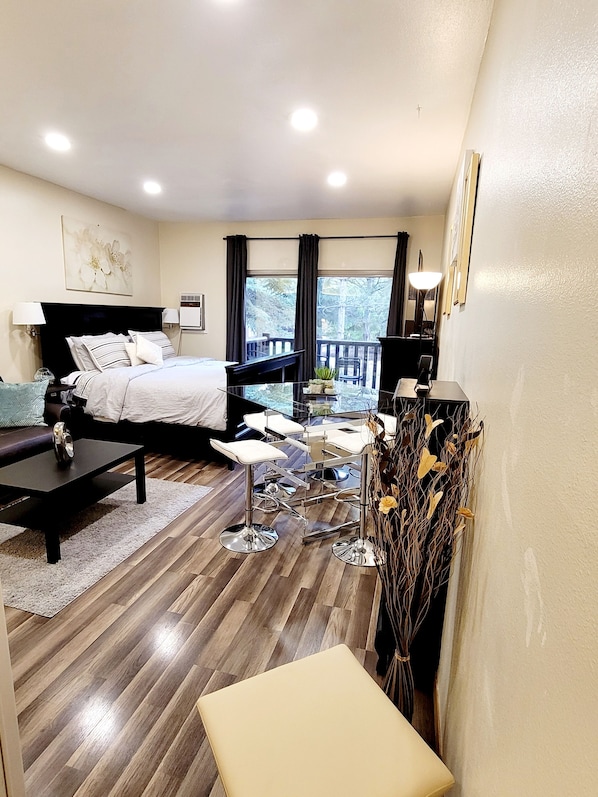 1 室のベッドルーム、デスク、アイロン / アイロン台、WiFi (無料)