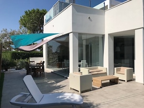Vila, 6 quartos, piscina particular, vista para o jardim | Deque