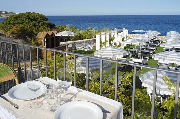 Ferienhaus, 2 Schlafzimmer, Terrasse, Stadtblick | Speisen im Freien