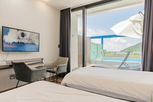 Habitación Deluxe doble, acceso a la piscina | Ropa de cama de alta calidad, escritorio, cortinas opacas y wifi gratis