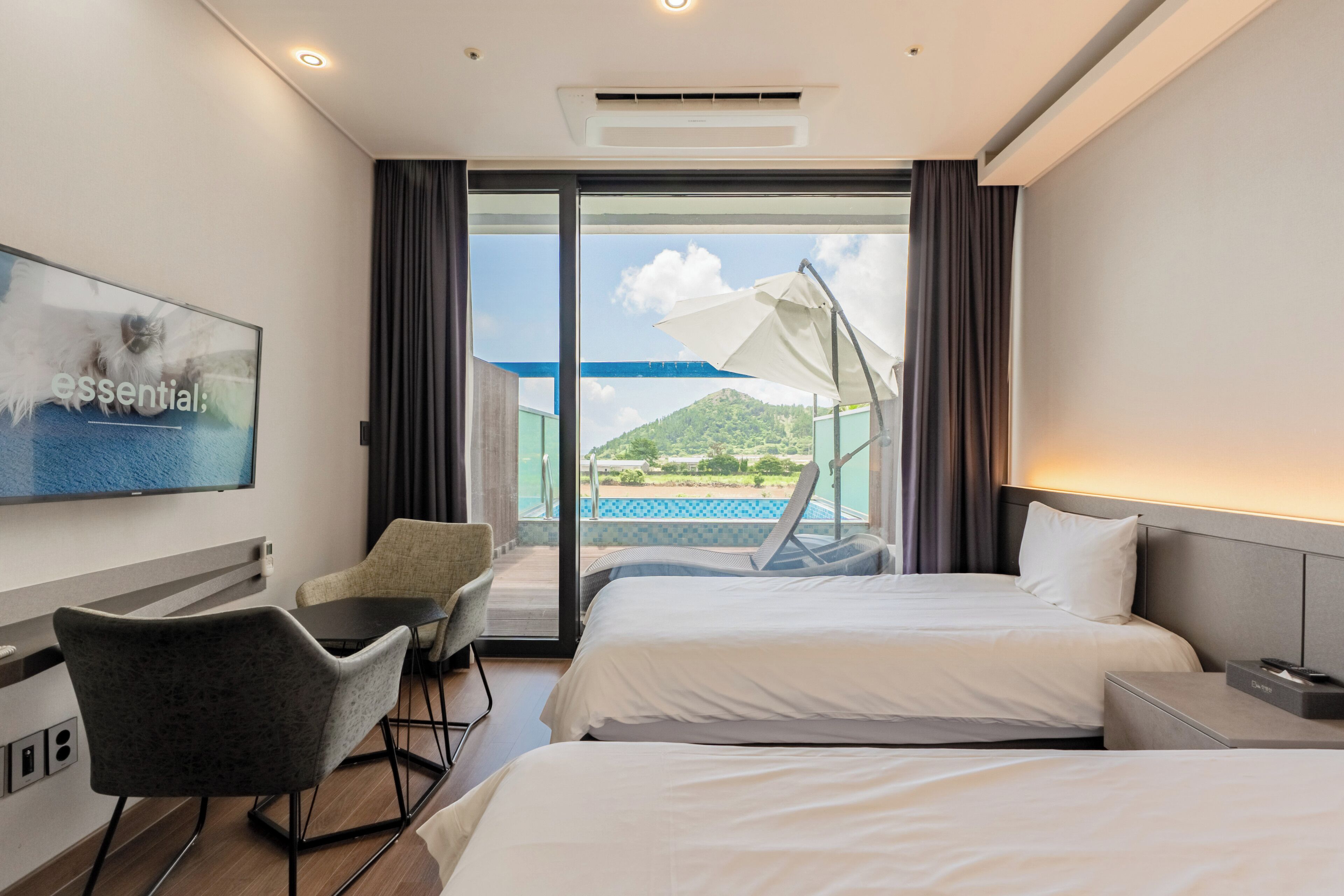 Phòng đôi Deluxe, có thể sử dụng hồ bơi | Bộ đồ giường cao cấp, bàn, màn/rèm cản sáng 