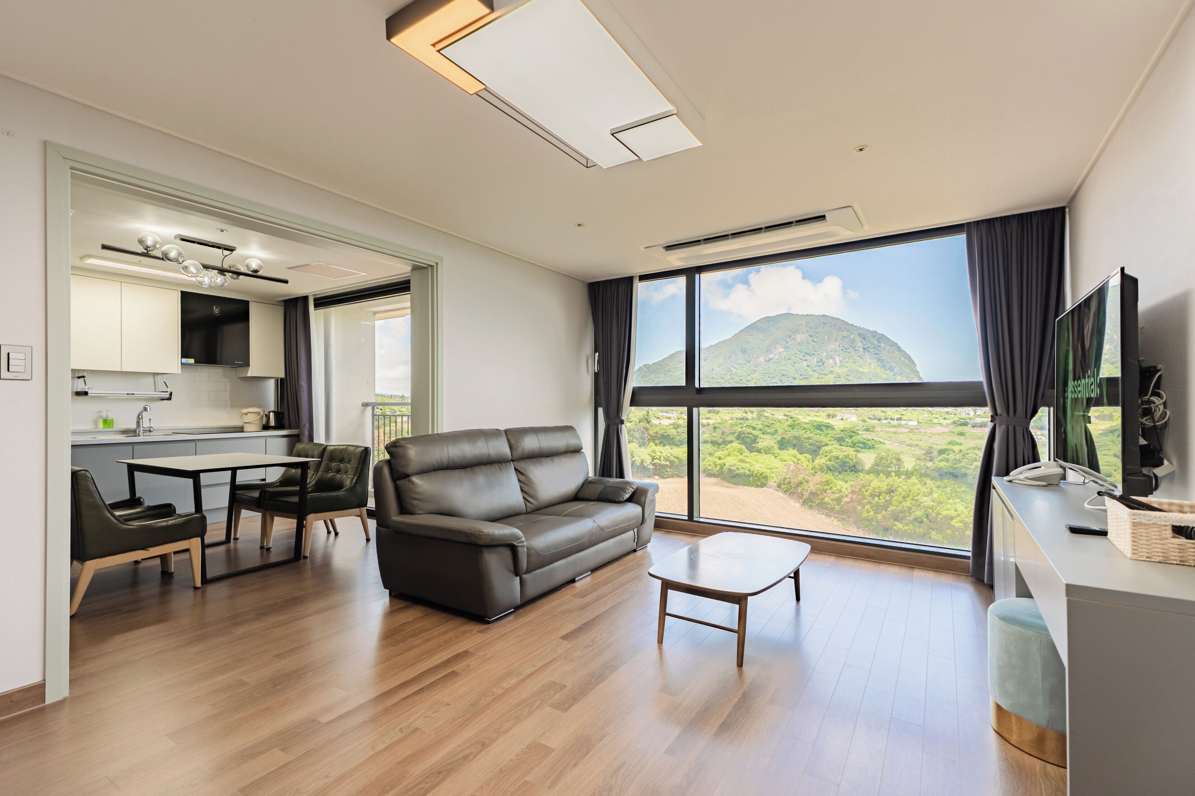 小型套房, 阳台, 山景 | 高档床上用品、办公桌、遮光窗帘、免费 WiFi