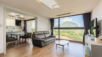 小型套房, 阳台, 山景 | 高档床上用品、办公桌、遮光窗帘、免费 WiFi