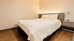 Suite – junior, balkong, fjellutsikt | Sengetøy av topp kvalitet, skrivebord og blendingsgardiner