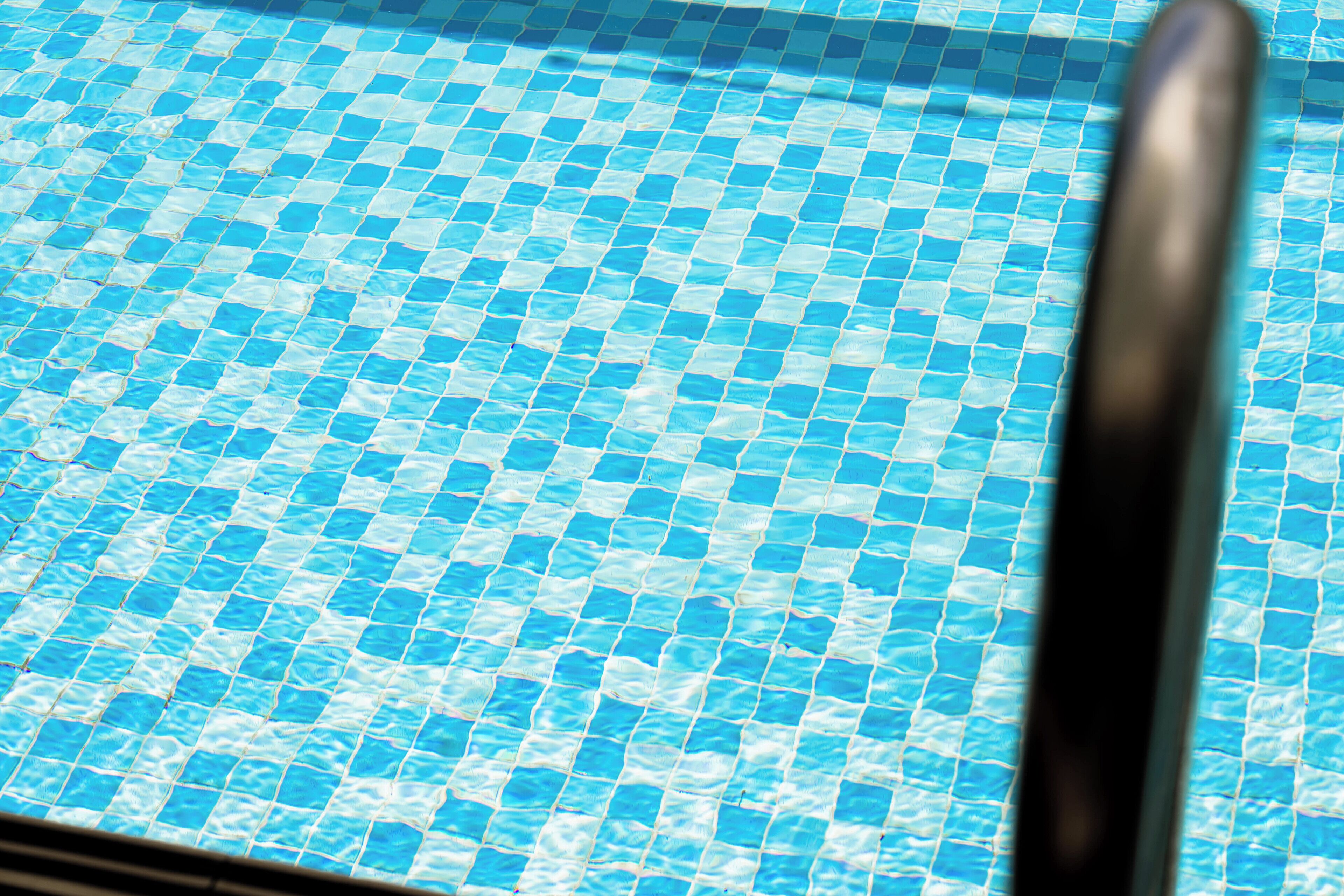Una piscina con suelo de baldosas.