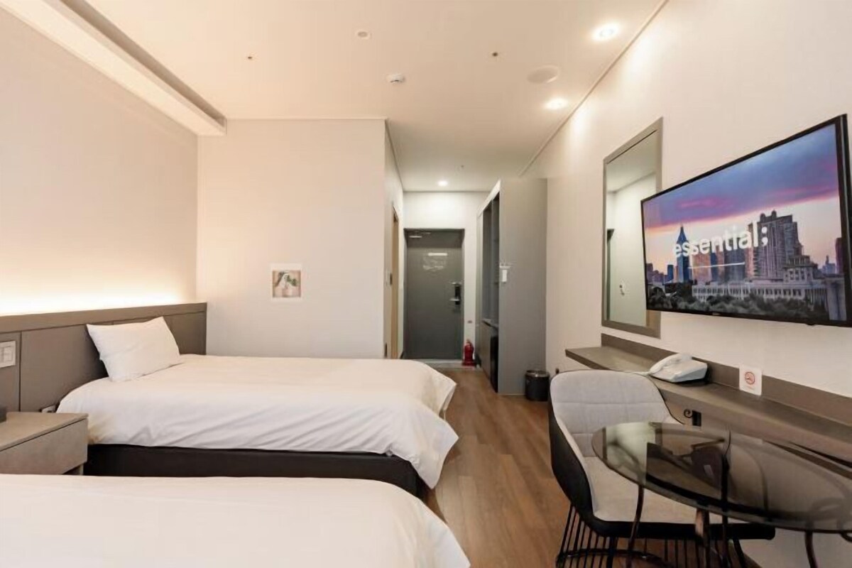 Premium bedding, desk, blackout drapes, WiFi (free)