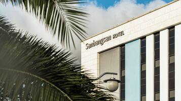 Un edificio con un letrero que dice 'Sambangsaan Hotel'.