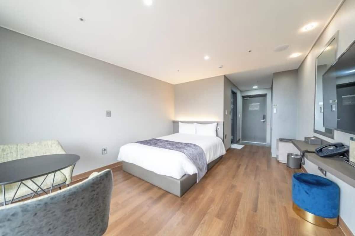 1 camera, biancheria da letto di alta qualità, una scrivania