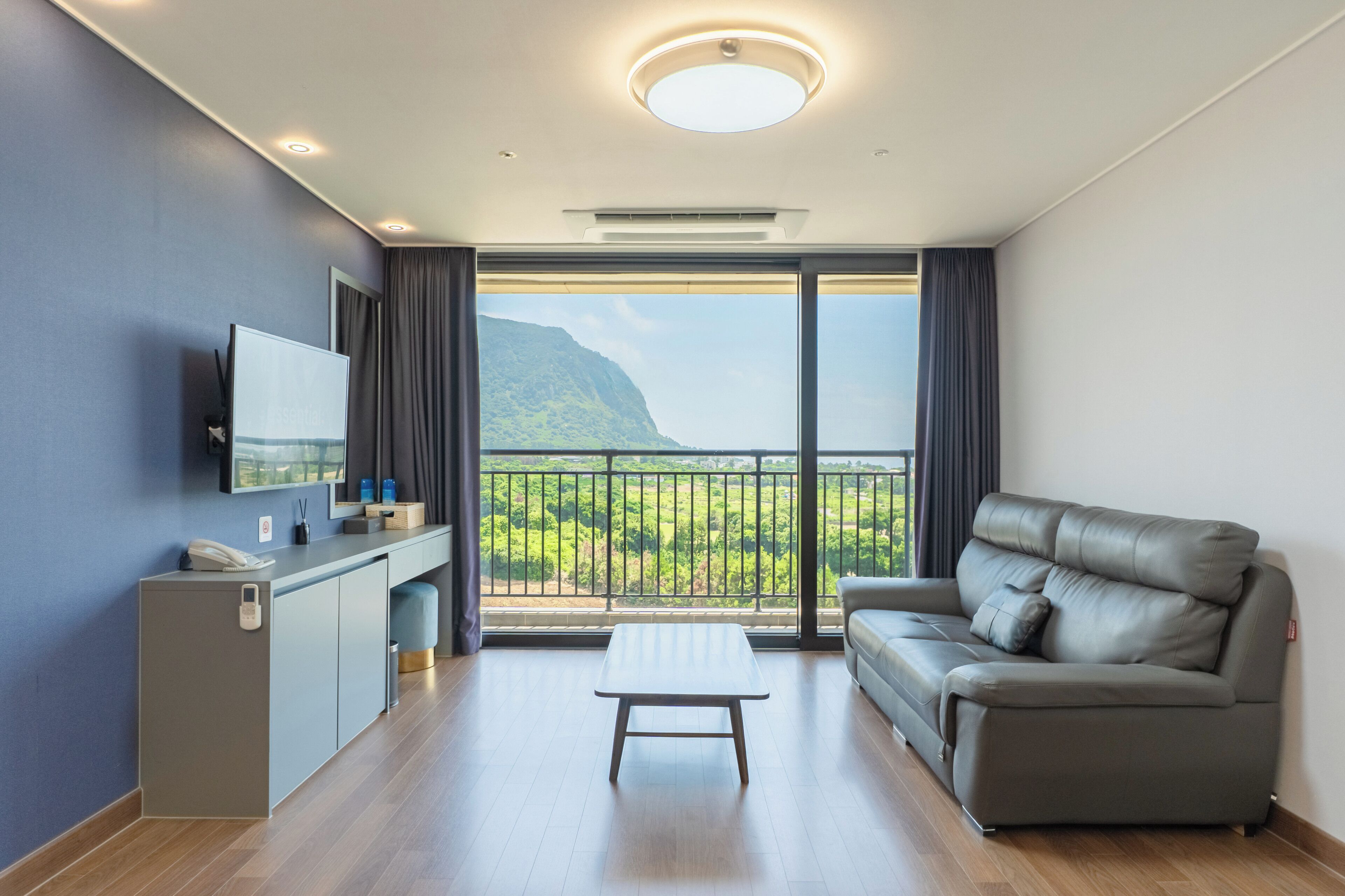 Family Suite | Premium bedding, desk, blackout drapes, WiFi (free)