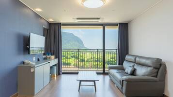 Family Suite | Premium bedding, desk, blackout drapes, WiFi (free)