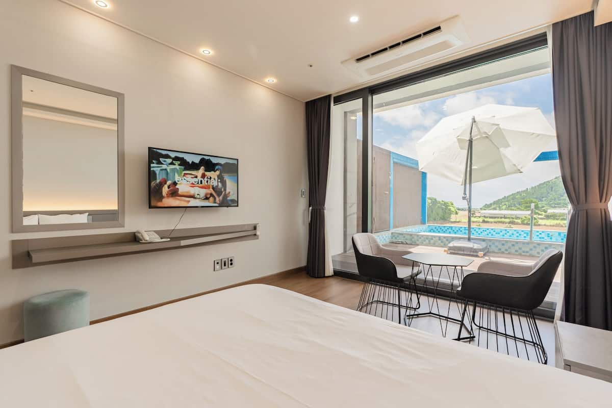 Pool Deluxe Room | Seprai premium, meja kerja, tirai kedap cahaya, dan Wi-Fi gratis