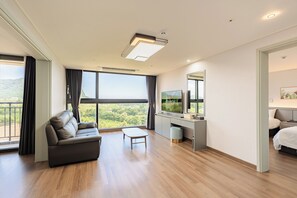 Suite Junior, balkon, pemandangan gunung | Seprai premium, meja kerja, tirai kedap cahaya, dan Wi-Fi gratis