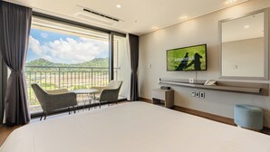 Dobbeltrom – deluxe | Sengetøy av topp kvalitet, skrivebord og blendingsgardiner