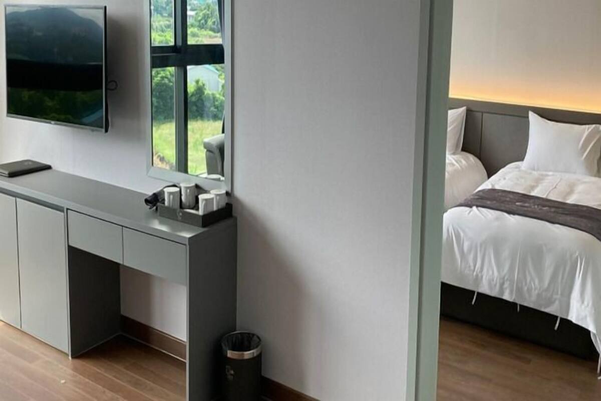 Premium bedding, desk, blackout drapes, free WiFi