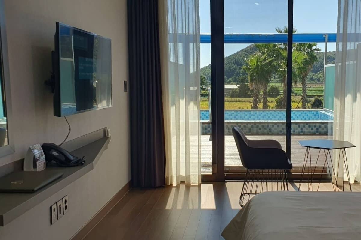 1 camera, biancheria da letto di alta qualità, una scrivania