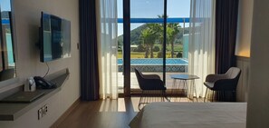 أغطية فراش متميزة ومكتب وستائر تعتيم وواي فاي مجانًا