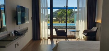 高档床上用品、办公桌、遮光窗帘、免费 WiFi