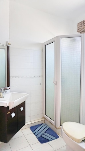 Apartment, 3 Bedrooms, Balcony | Bathroom