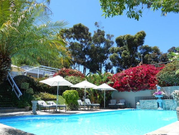 Quarto, 1 quarto, sacada, vista para o jardim | Piscina | Piscina externa