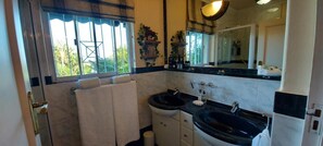 Room, 1 Bedroom, Balcony, Garden View | Bathroom - Room in Apartment - The Garden Apartment - Roosboom Luxury Facilities in Somerset West, 2 Guests (Cape Town)