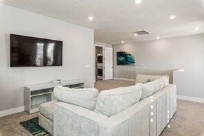 Casa geminada, 5 quartos | Área de estar | Smart TV, serviços de streaming