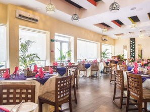 Room, 1 Bedroom, Accessible, Smoking | Dining