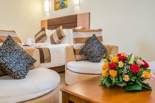 1 bedroom, desk, WiFi