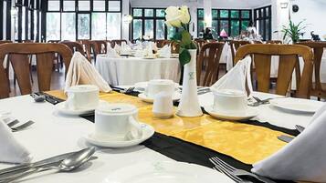 Room, 1 Bedroom, Accessible, Smoking | Dining