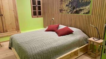 Apartment, 2 Bedrooms, Accessible, Patio | 2 bedrooms, travel cot