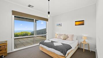 5 bedrooms, iron/ironing board, Internet, bed sheets