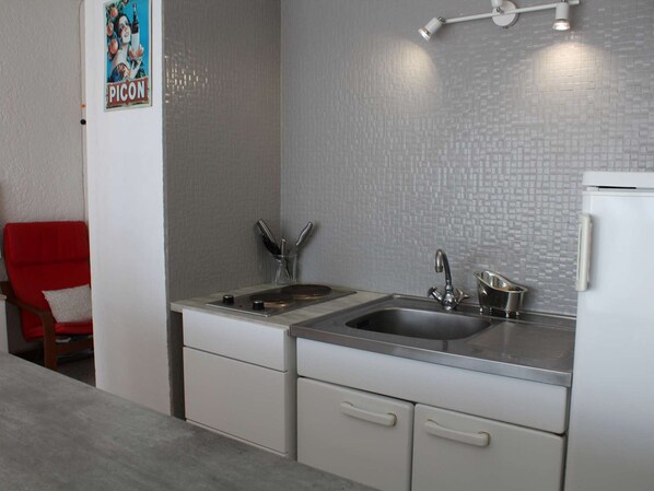 Kühlschrank, Mikrowelle, Herdplatte, Wasserkocher mit Kaffee-/Teezubehör