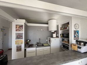 Unclassified image, 2 of 13, button