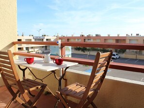 Outdoor dining - Cozy Studio by the Beach with Balcony & Parking - Pet Friendly (Port-la-Nouvelle)