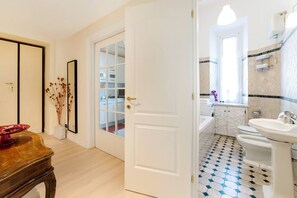 Appartement, 2 slaapkamers | Badkamervoorzieningen | Een bidet, zeep, shampoo