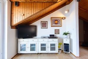 Apartment, 2 Schlafzimmer, Raucher, Balkon | Wohnzimmer | Bücher