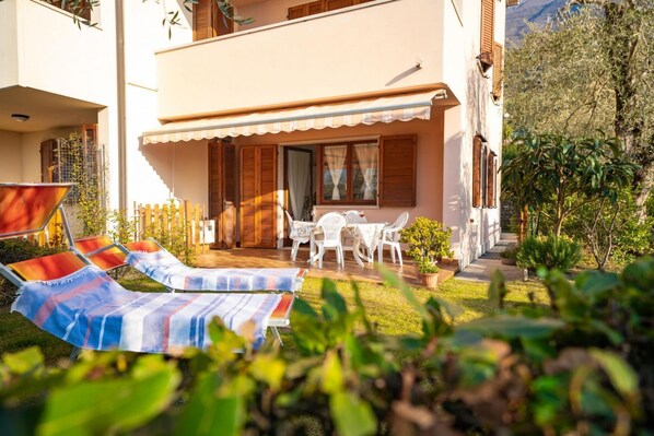 Outdoor dining - ULIVES Beth's House (Brenzone sul Garda)