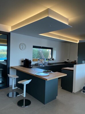 Biệt thự, 4 phòng ngủ, lò sưởi, quang cảnh hồ bơi | Trung tâm hành chính, văn phòng