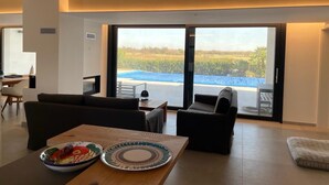 Vila, 4 kamar tidur, perapian, pemandangan kolam renang | Tempat makan